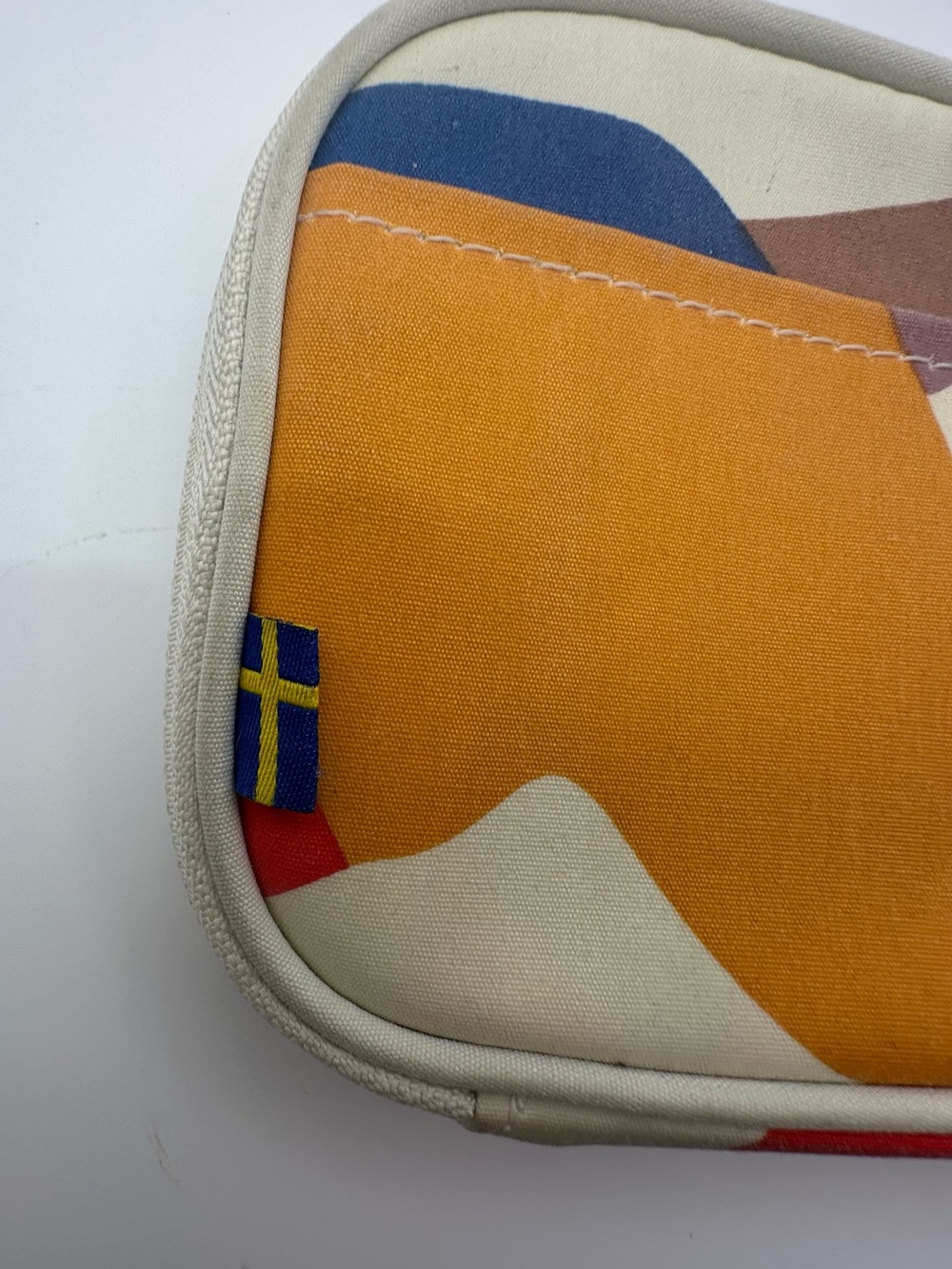 Fjallraven Kanken Zip travel wallet from the artist series in “Landscape” - Picture 9 of 10